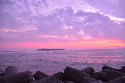青島港西防波堤からの日の出の青島の画像