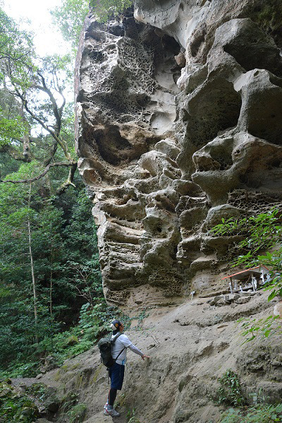 双石山トレッキング不思議な形状の天狗岩