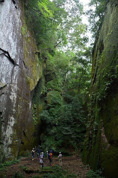 双石山トレッキング象の墓場、四方を囲む巨大な岩