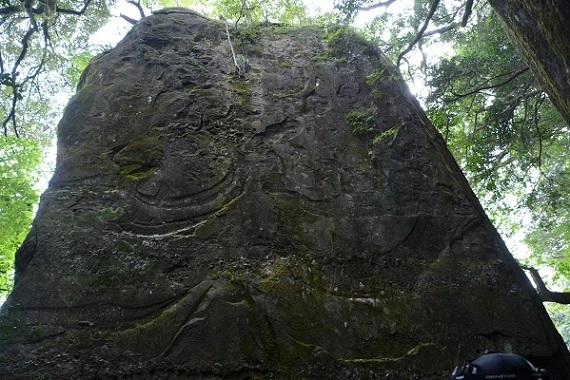 双石山トレッキング天狗岩の裏側