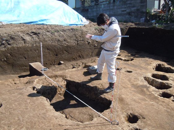 測量機械を使って記録している写真その1