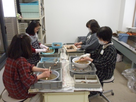 4人の女性が水洗いしている写真