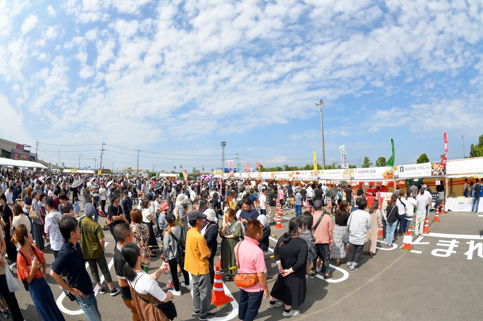 ぎょうざ祭りで店に並ぶ行列