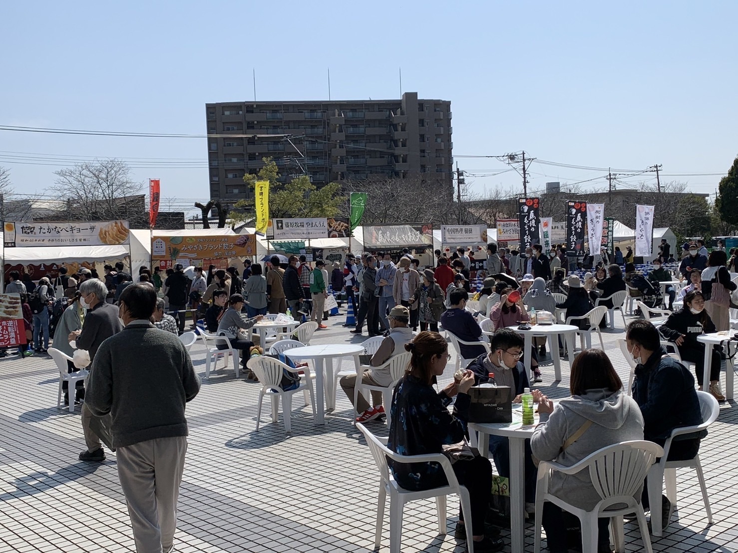 ぎょうざ祭りで屋外で食事の様子