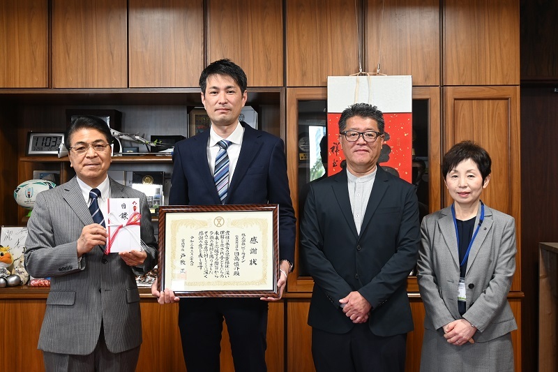 市長と株式会社ビーライン様の集合写真