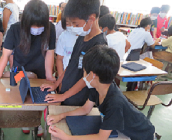 タブレットを使用した協働学習の様子