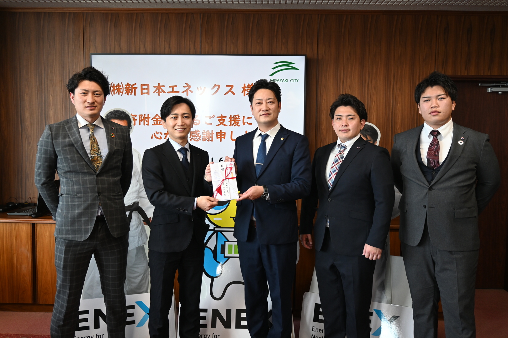市長と株式会社新日本エネックス様の集合写真