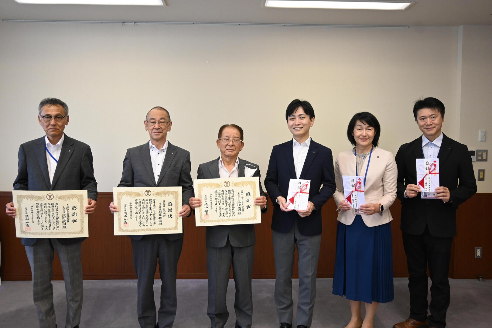 市長と子ども未来部長と寄附者の集合写真