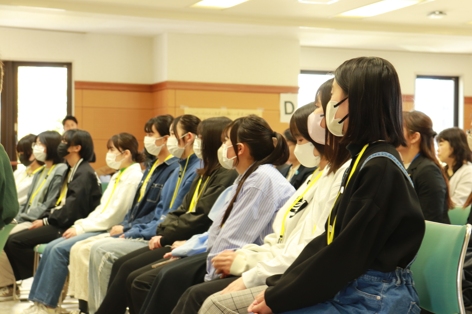 説明を聞く中高生の様子