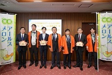 アールスメロンのぼりと市長らの写真.JPG
