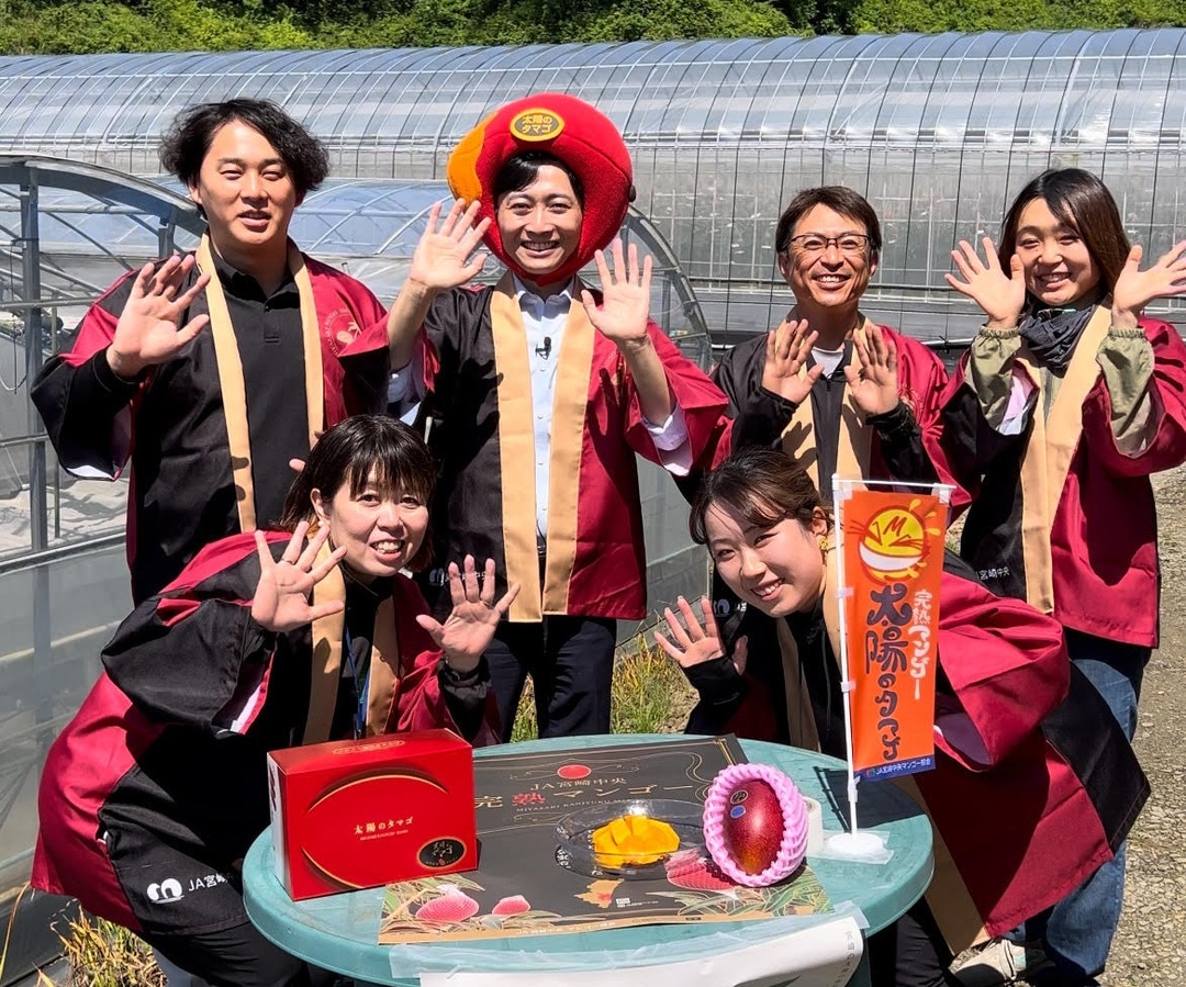 マンゴーと市長らの写真.jpg