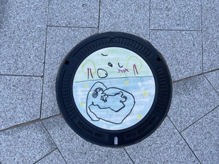 マンホールふた写真9(接写).JPG