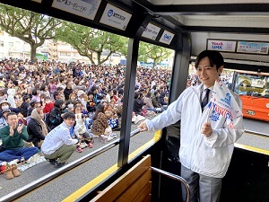 ぐるっぴーに乗車の市長.jpg
