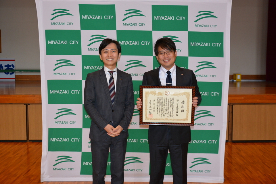 市長と感謝状を手に持つ中尾代表の写真