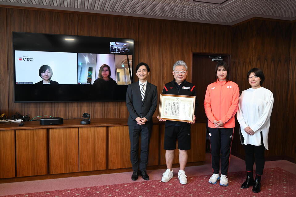 オンラインの画面上に2人と感謝状を手に持つ4人の集合写真