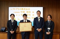 紺綬褒章の褒状伝達式.jpg