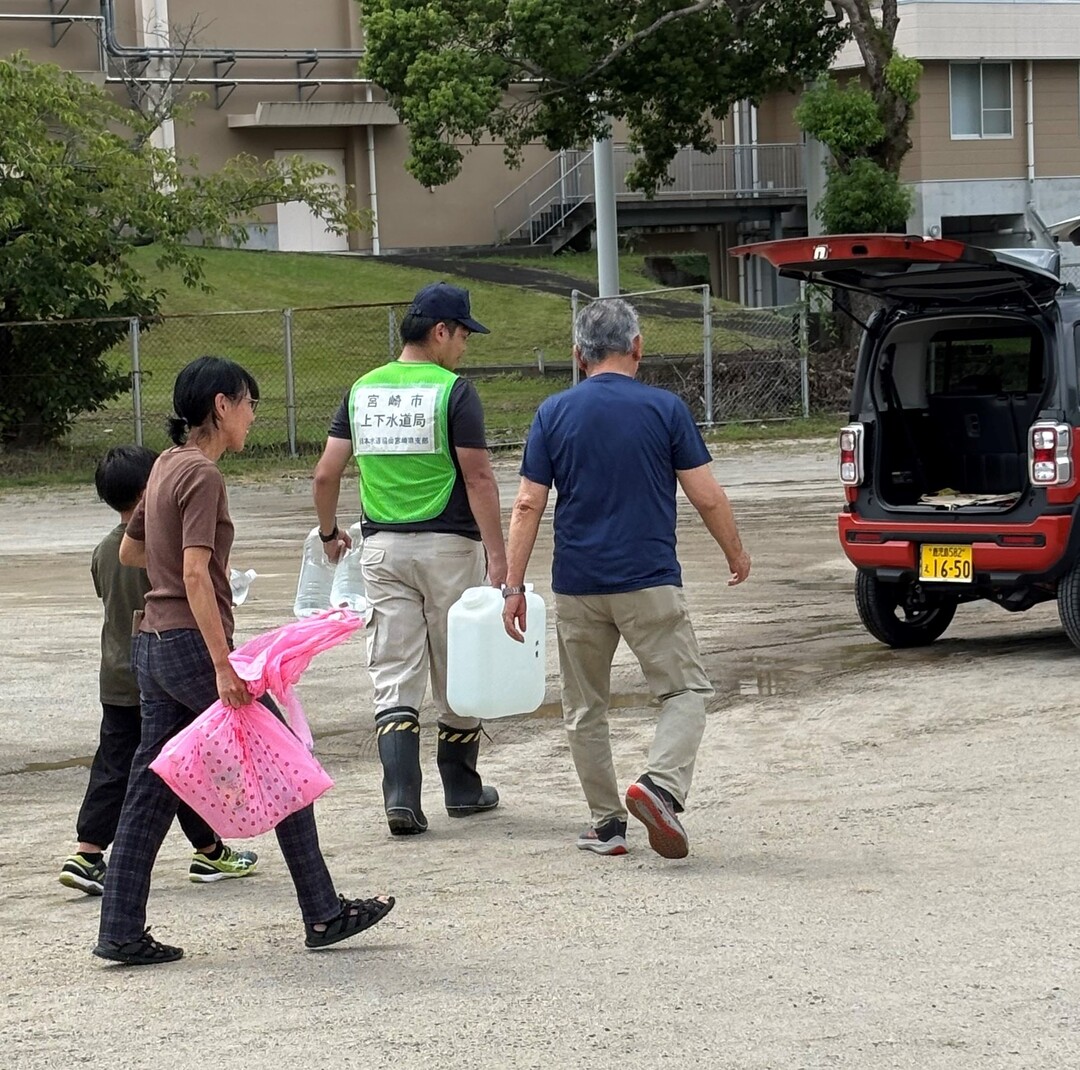 9作業の様子 車まで運びます(トリミング).jpeg