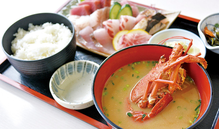 白ごはんとと伊勢海老の味噌汁と刺身の写真